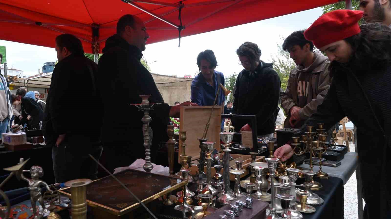 japon-kiliclarindan-osmanli-saatlerine-bircok-urunun-bulundugu-antika-tezgahina-yogun-ilgi