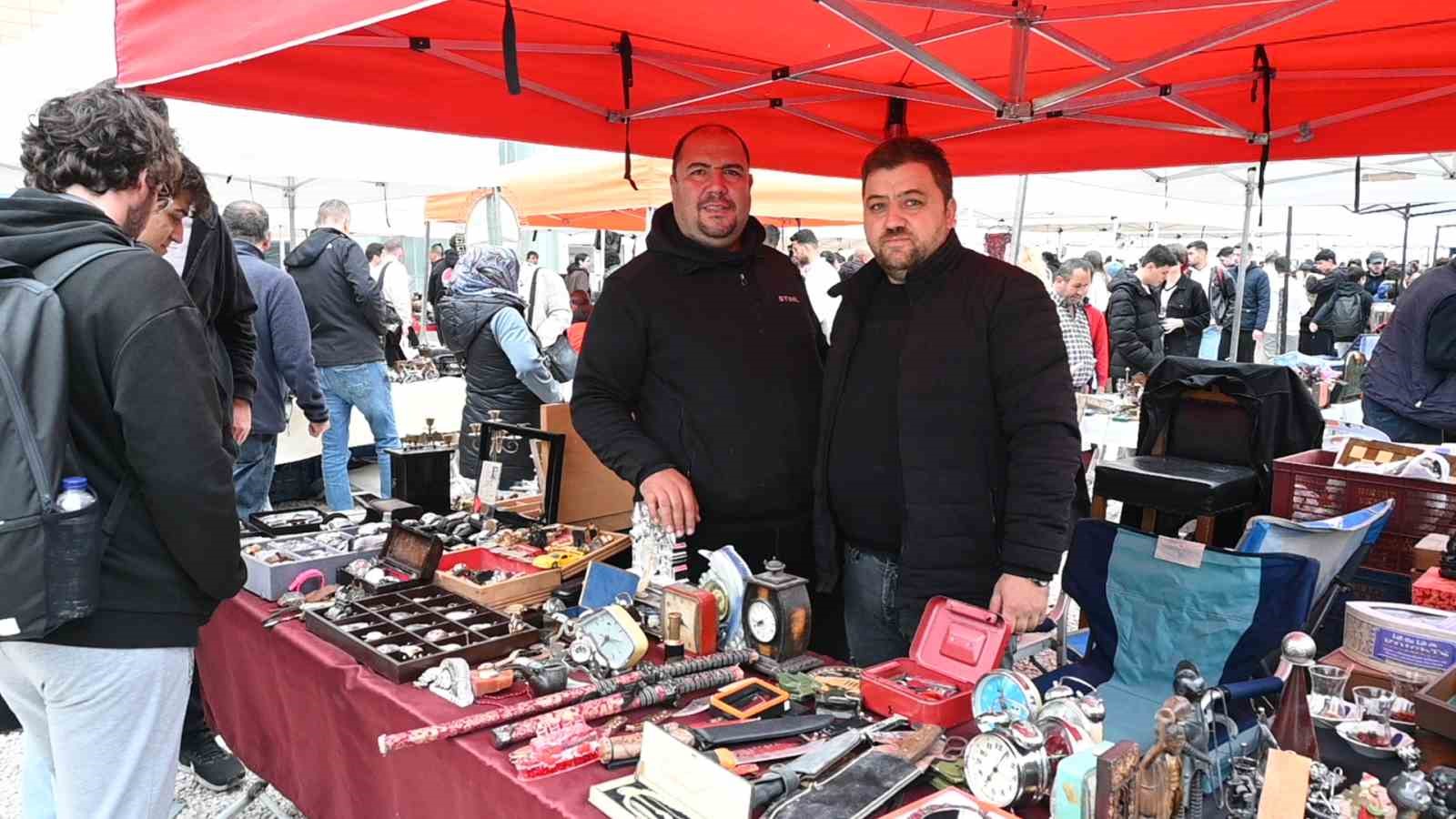 japon-kiliclarindan-osmanli-saatlerine-bircok-urunun-bulundugu-antika-tezgahina-yogun-ilgi