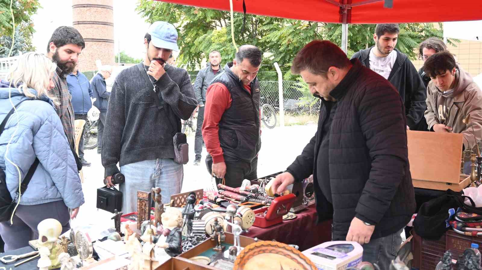 japon-kiliclarindan-osmanli-saatlerine-bircok-urunun-bulundugu-antika-tezgahina-yogun-ilgi