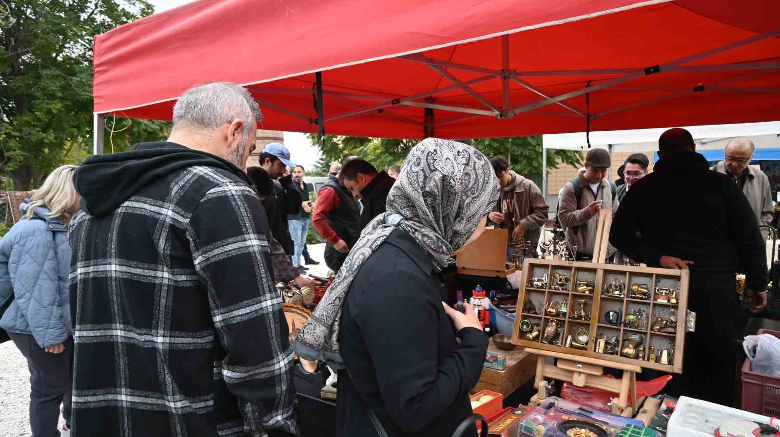 japon-kiliclarindan-osmanli-saatlerine-bircok-urunun-bulundugu-antika-tezgahina-yogun-ilgi