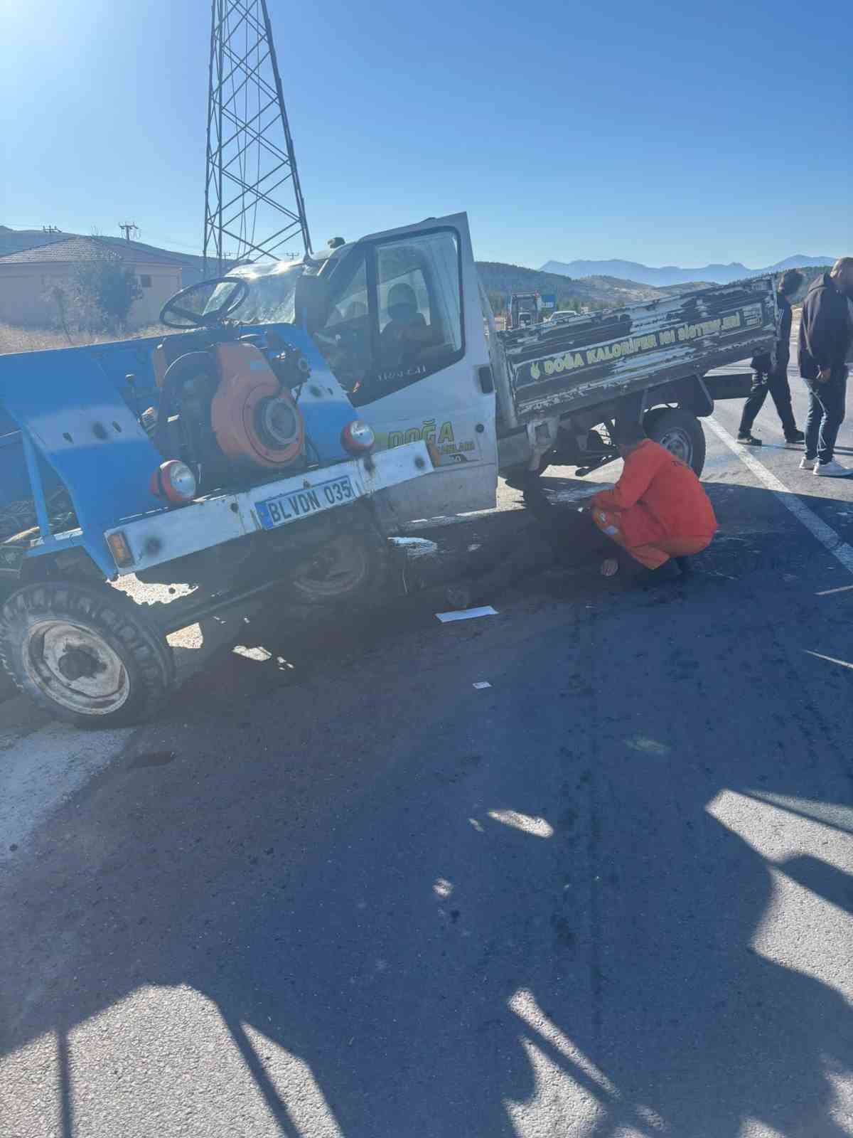 kamyonetle-carpisan-patpatin-surucusu-yasamini-yitirdi