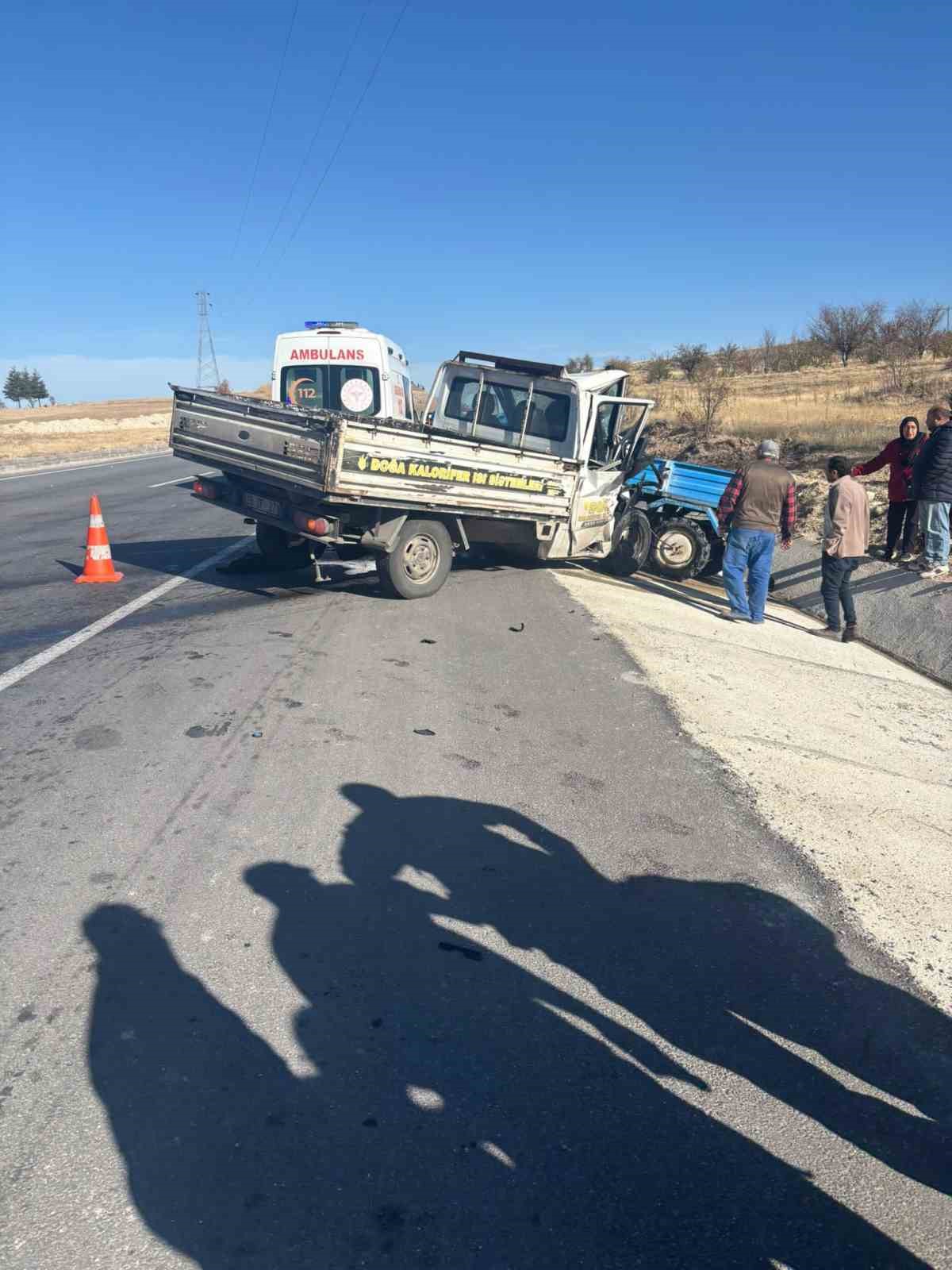 kamyonetle-carpisan-patpatin-surucusu-yasamini-yitirdi