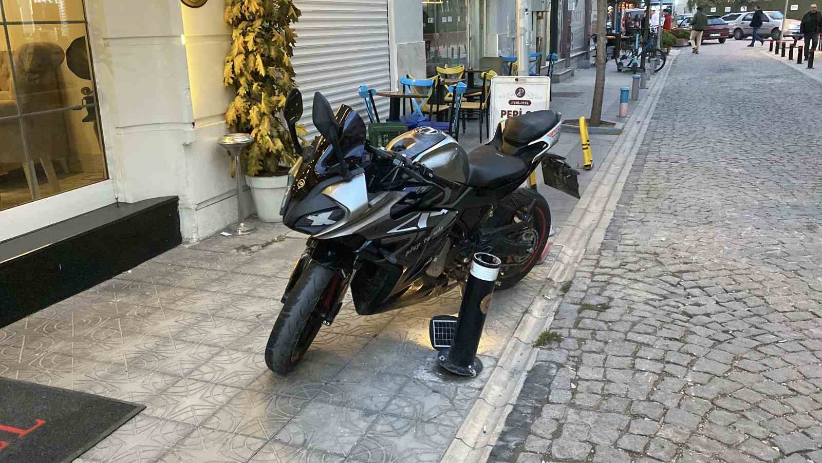 kediye-carpmamaya-calisirken-motosikleti-deviren-kasksiz-surucu-agir-yaralandi