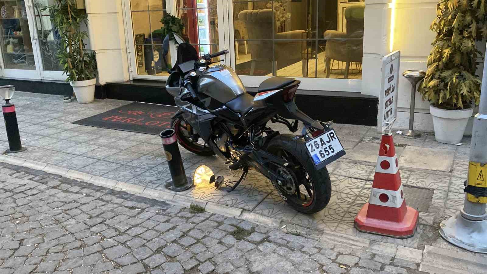 kediye-carpmamaya-calisirken-motosikleti-deviren-kasksiz-surucu-agir-yaralandi