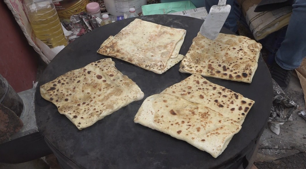 kizilinlerde-yapilan-bal-kabakli-gozleme-ilginc-lezzeti-ile-dikkat-cekiyor