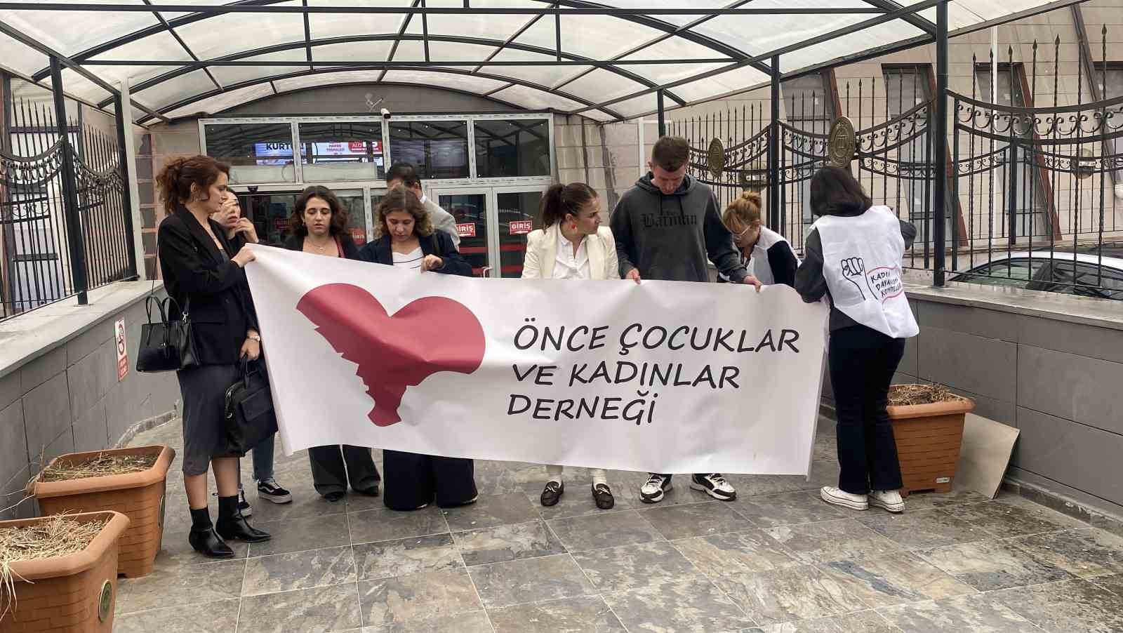 kizini-ve-7-yasindaki-torununu-sokak-ortasinda-olduren-sanigin-yargilamasina-devam-edildi