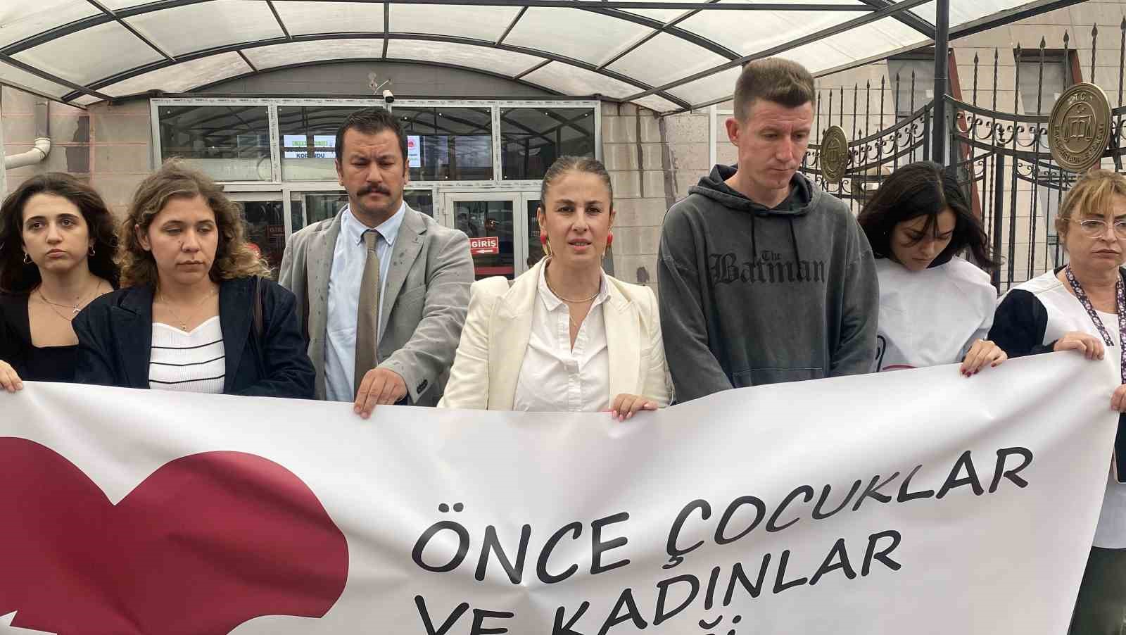 kizini-ve-7-yasindaki-torununu-sokak-ortasinda-olduren-sanigin-yargilamasina-devam-edildi