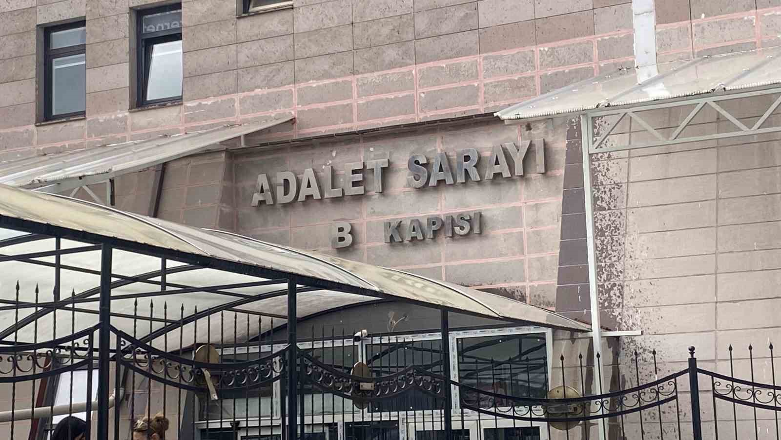 kizini-ve-7-yasindaki-torununu-sokak-ortasinda-olduren-sanigin-yargilamasina-devam-edildi