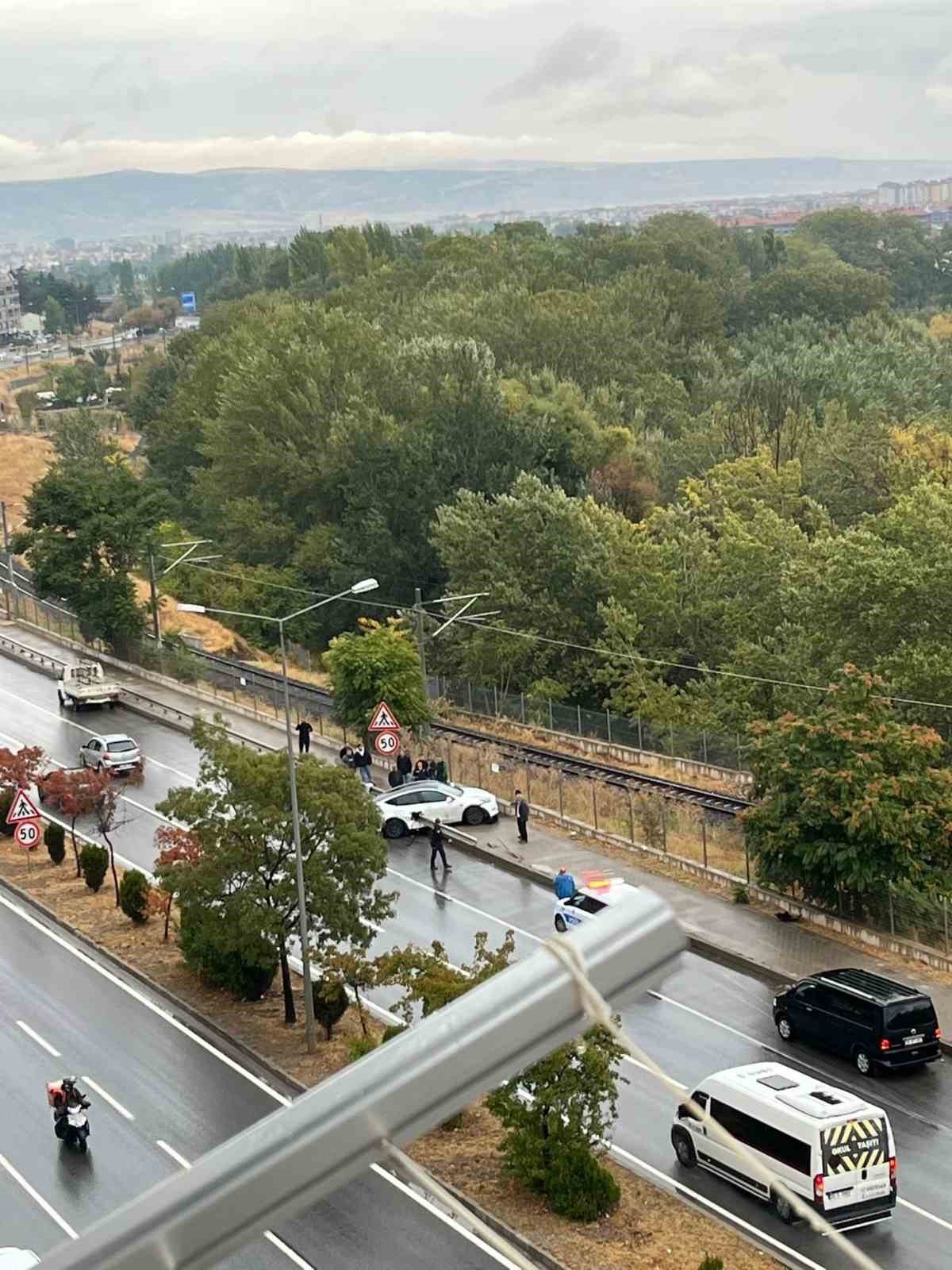 kontrolden-cikan-tesla-bariyere-saplandi