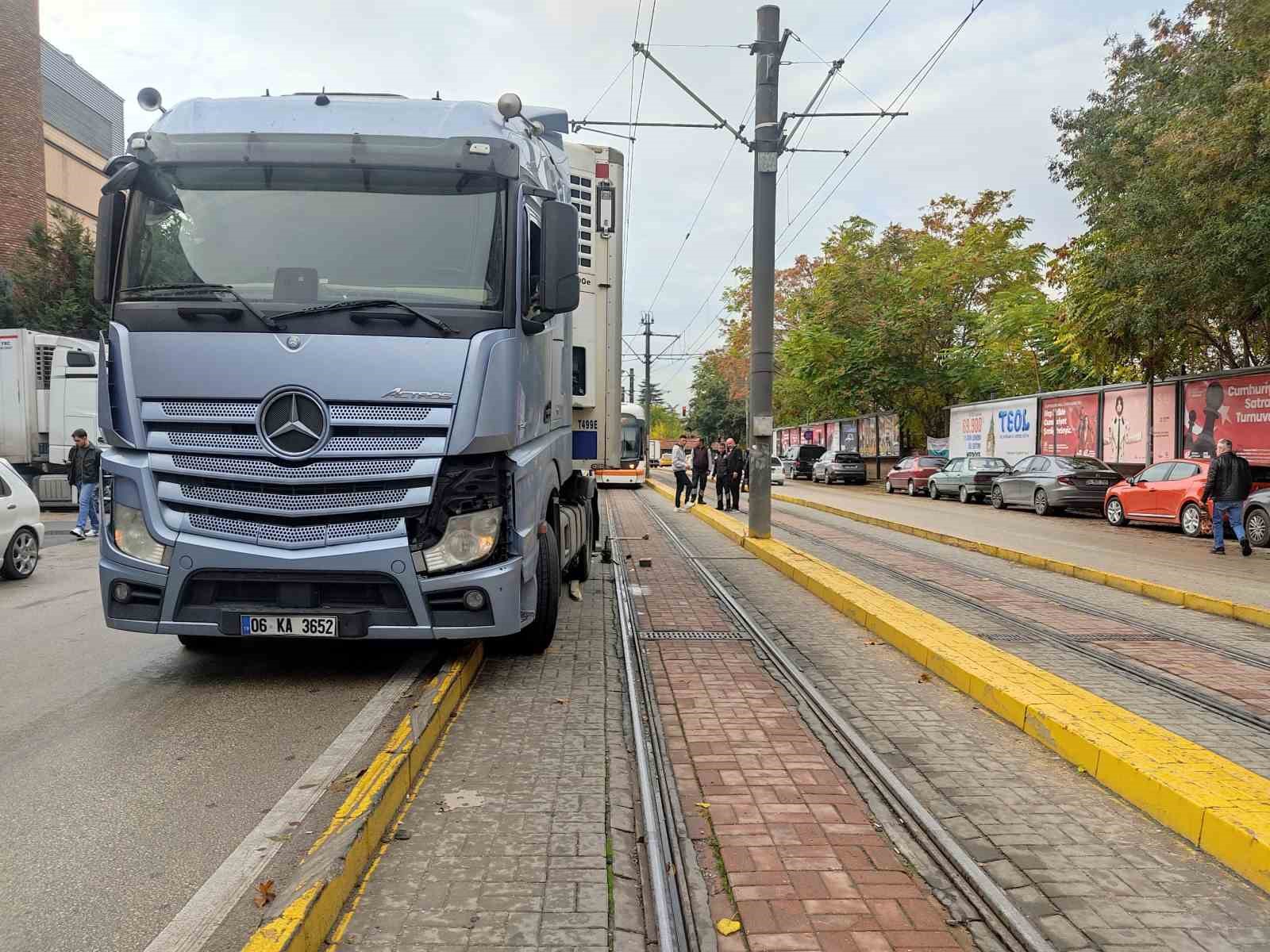 kontrolden-cikan-tir-tramvay-yoluna-girdi-seferler-aksadi