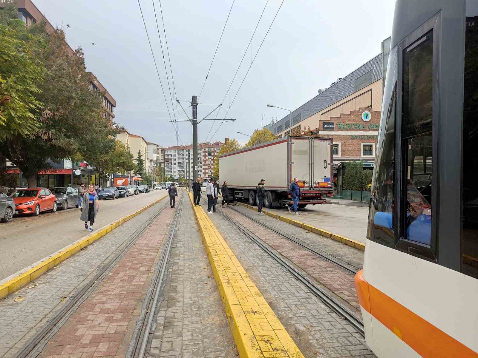 kontrolden-cikan-tir-tramvay-yoluna-girdi-seferler-aksadi
