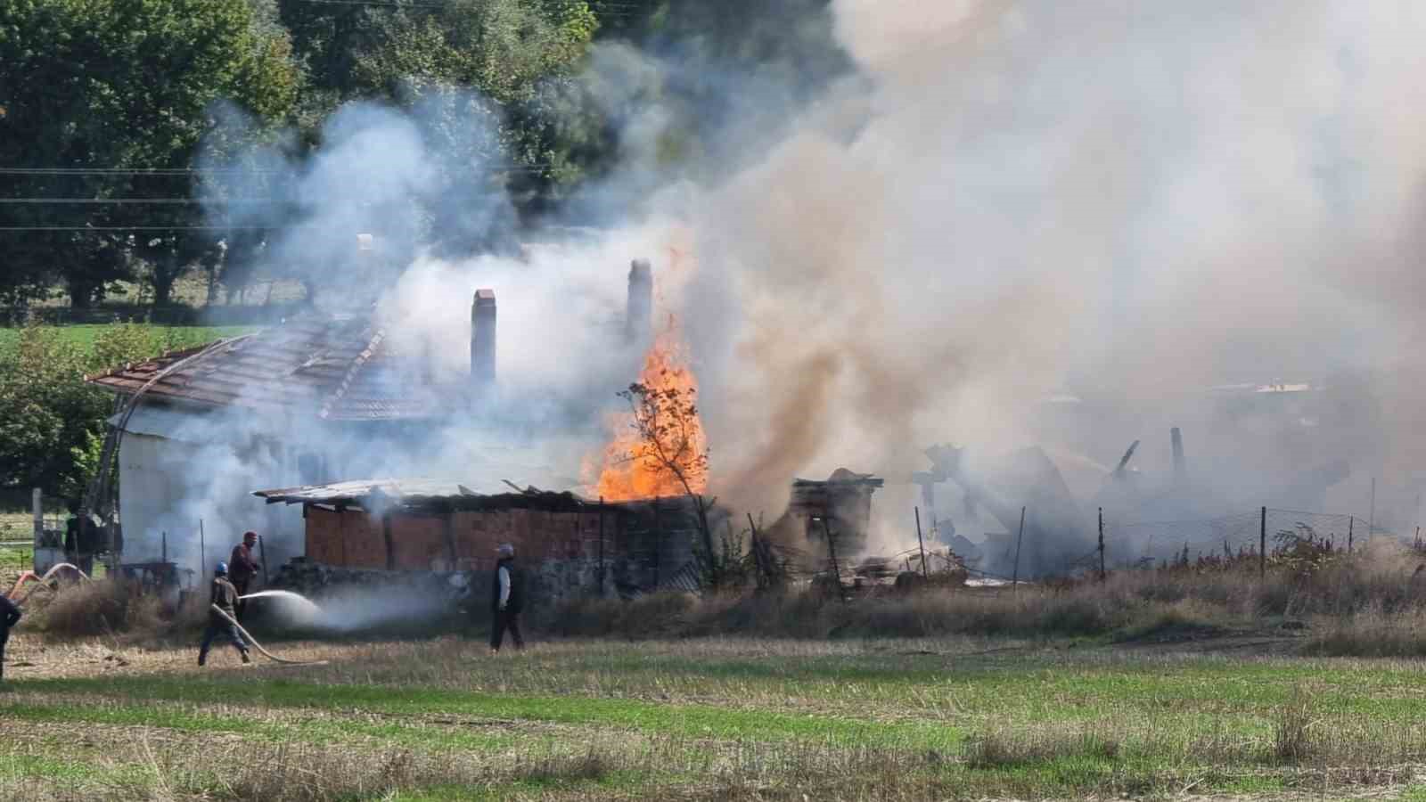 kutahyada-yanginda-ev-traktor-ve-motosiklet-kul-oldu