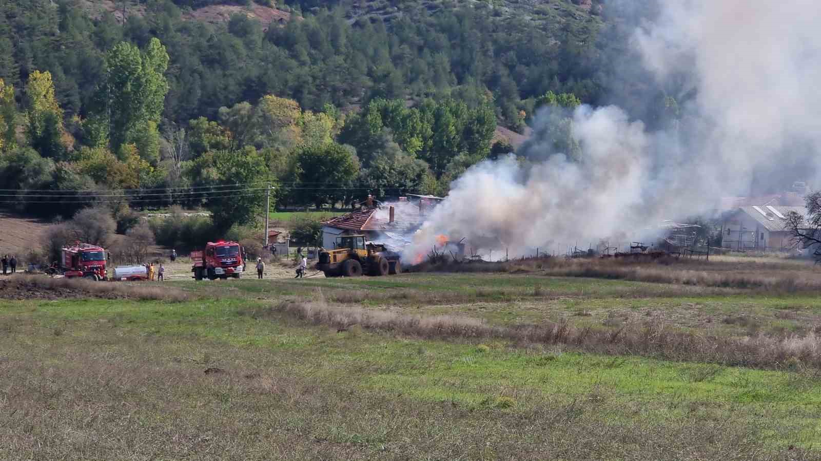 kutahyada-yanginda-ev-traktor-ve-motosiklet-kul-oldu