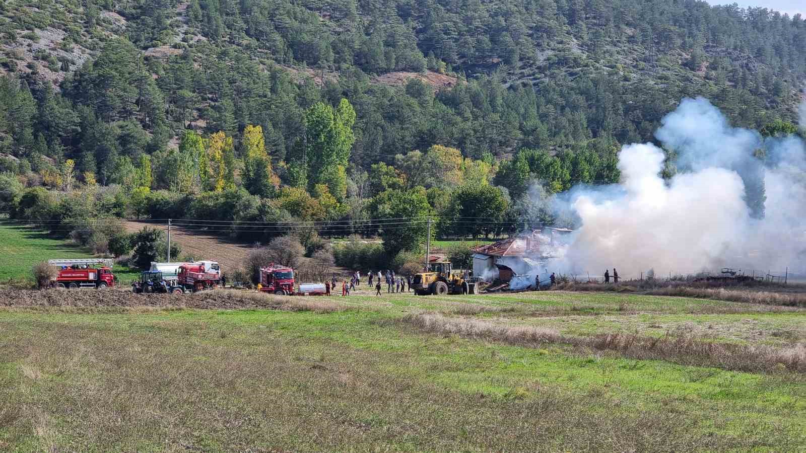 kutahyada-yanginda-ev-traktor-ve-motosiklet-kul-oldu