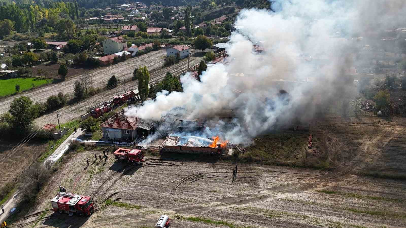kutahyada-yanginda-ev-traktor-ve-motosiklet-kul-oldu
