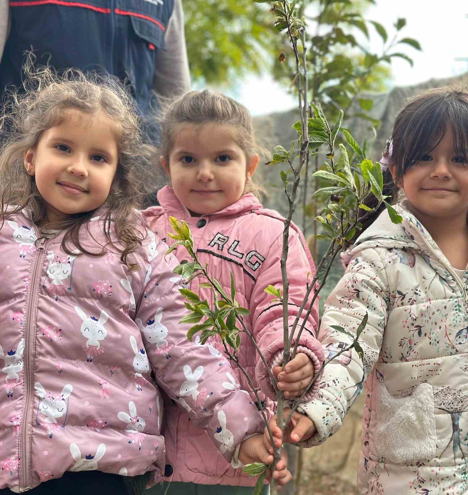 nasil-fidan-dikilecegi-minik-ogrencilere-uygulamali-olarak-anlatildi