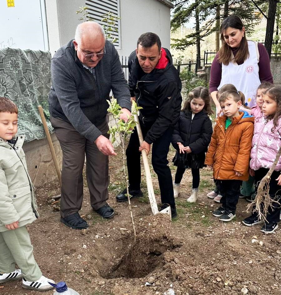 nasil-fidan-dikilecegi-minik-ogrencilere-uygulamali-olarak-anlatildi