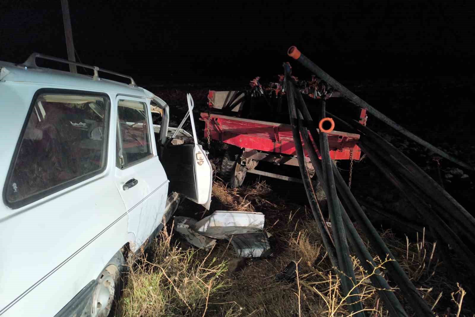 otomobil-su-borusu-yuklu-traktor-romorkuna-carpti-2-yarali