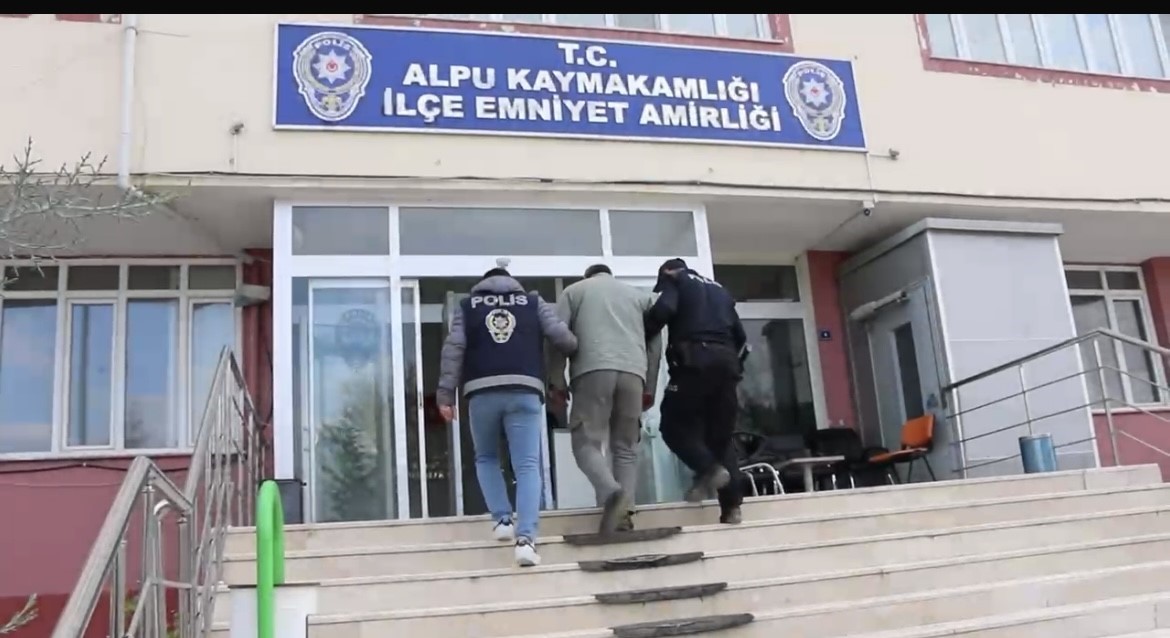 polisten-alpuda-uygulama-uyusturucu-ve-silah-ele-gecirildi