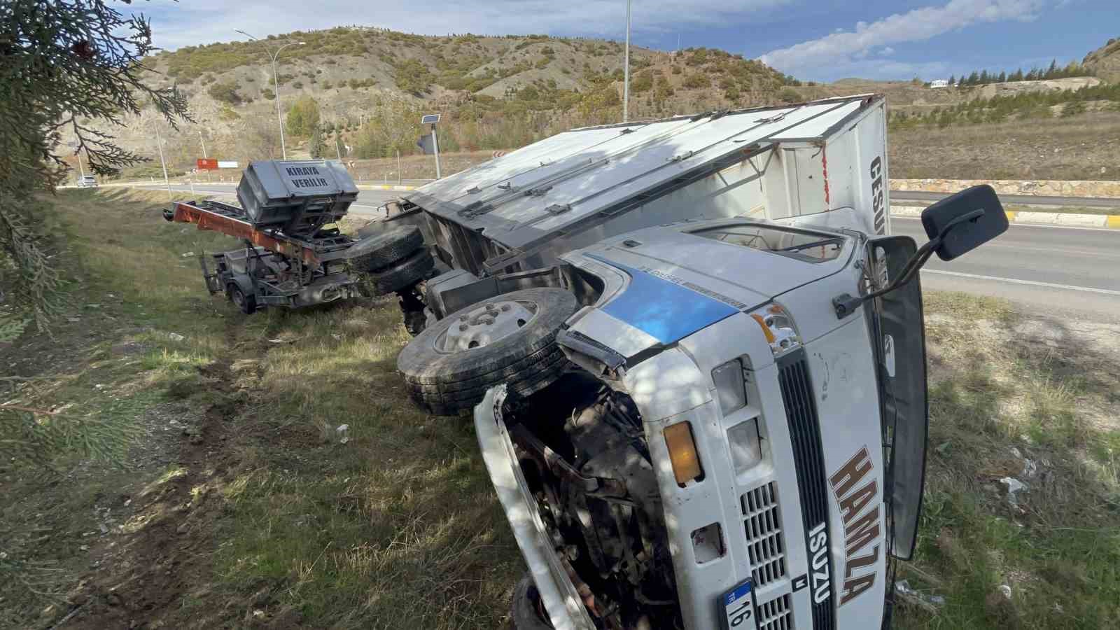 seyir-halindeyken-direksiyonu-kitlenen-kamyon-sarampole-devrildi