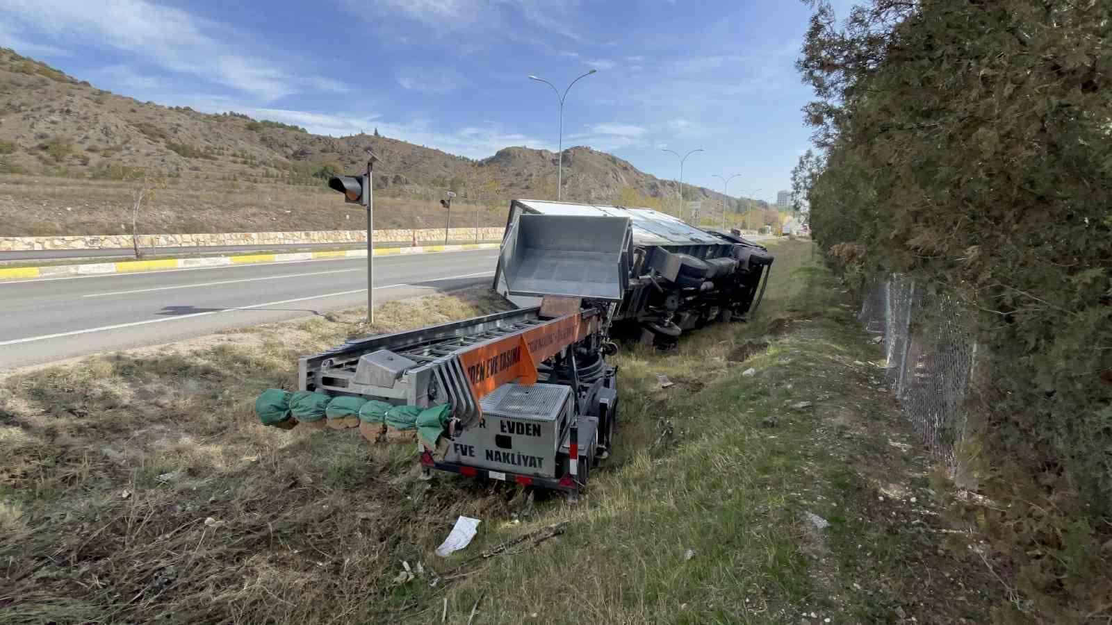 seyir-halindeyken-direksiyonu-kitlenen-kamyon-sarampole-devrildi