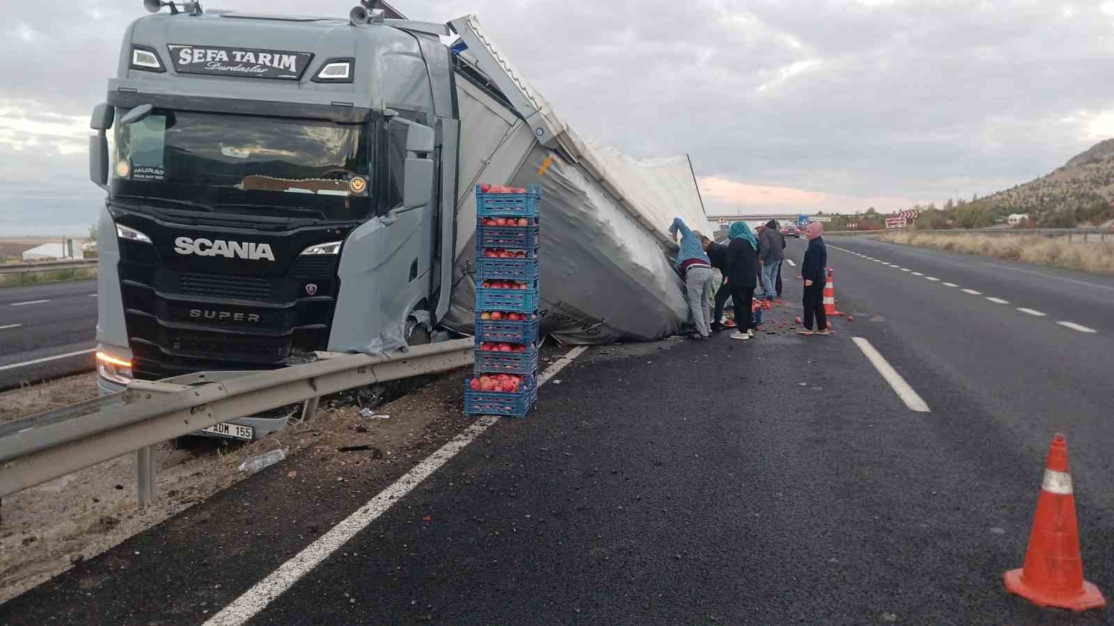 sivrihisarda-sebze-yuklu-tir-devrildi