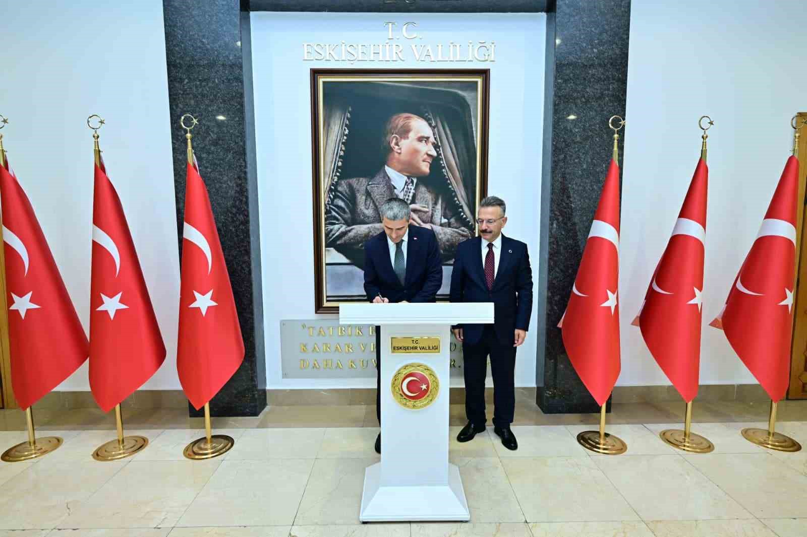 usak-valisinden-eskisehir-valiligine-ziyaret