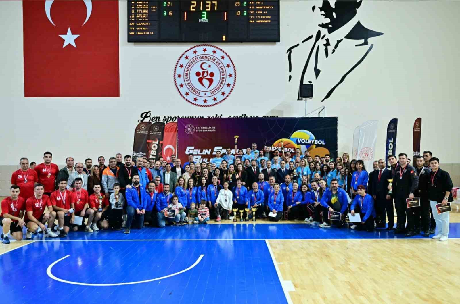 vali-aksoy-3-kamu-spor-oyunlarinda-dereceye-girenleri-odullendirdi