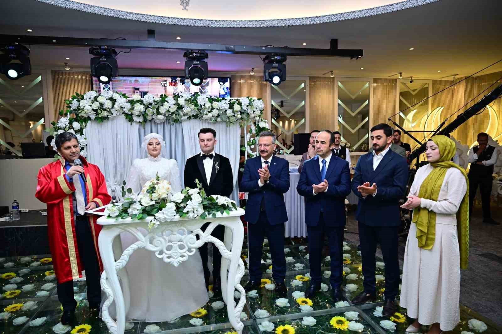 vali-aksoy-dunyaevine-giren-polis-ciftin-mutluluguna-ortak-oldu