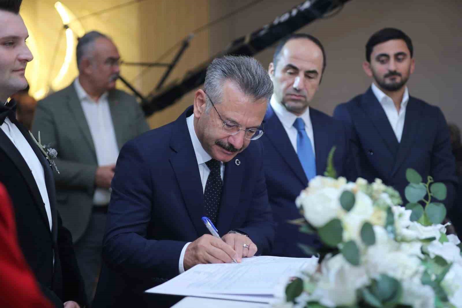 vali-aksoy-dunyaevine-giren-polis-ciftin-mutluluguna-ortak-oldu