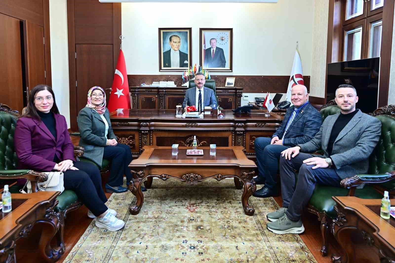 valilik-konutunu-satip-okul-yaptiran-vali-aksoyu-mahallenin-muhtari-ziyaret-etti