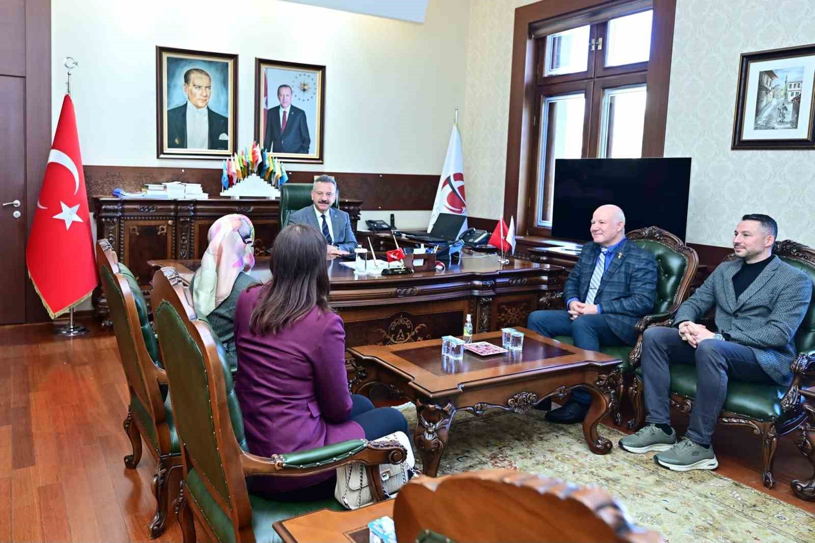 valilik-konutunu-satip-okul-yaptiran-vali-aksoyu-mahallenin-muhtari-ziyaret-etti