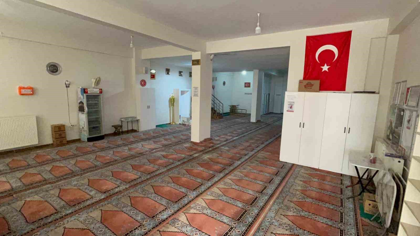 zemin-kattaki-eski-fitness-salonunu-camiye-cevirdiler