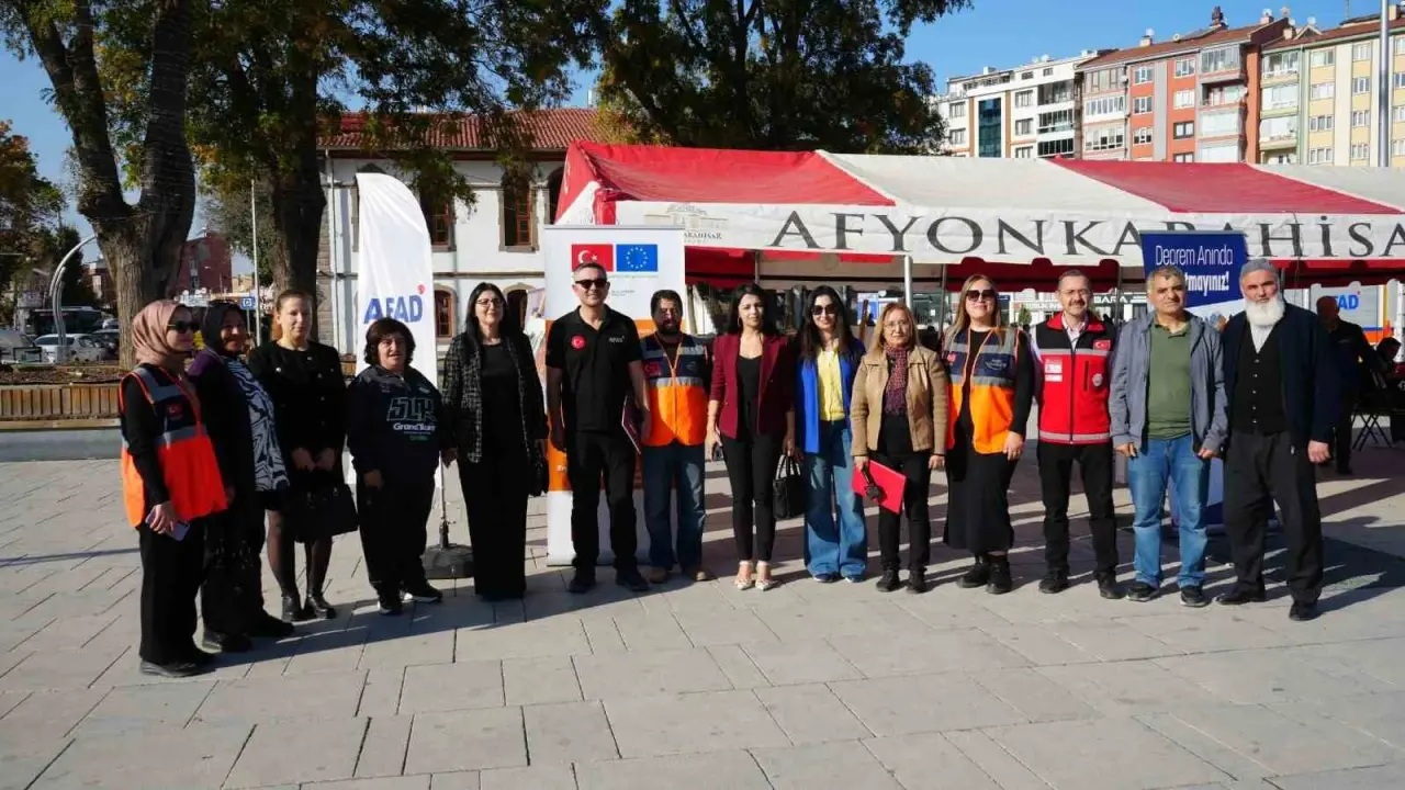 kent-meydaninda-deprem-tatbikati-yapildi