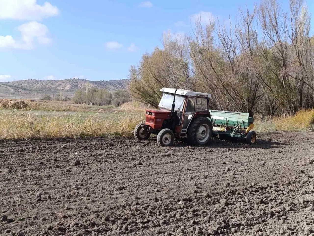 kirac-topragi-eken-ciftci-yagmur-icin-dua-ediyor