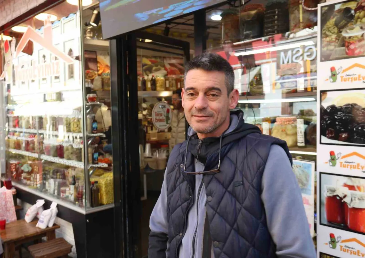 neseli-gunler-filmi-gercek-oldu-esinin-dukkani-karsisina-tursucu-acti