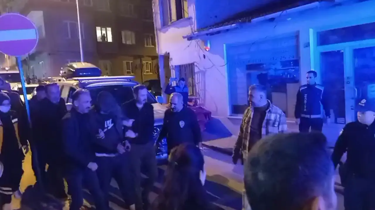 polisten-kacmaya-calisirken-baca-bosluguna-sikisti