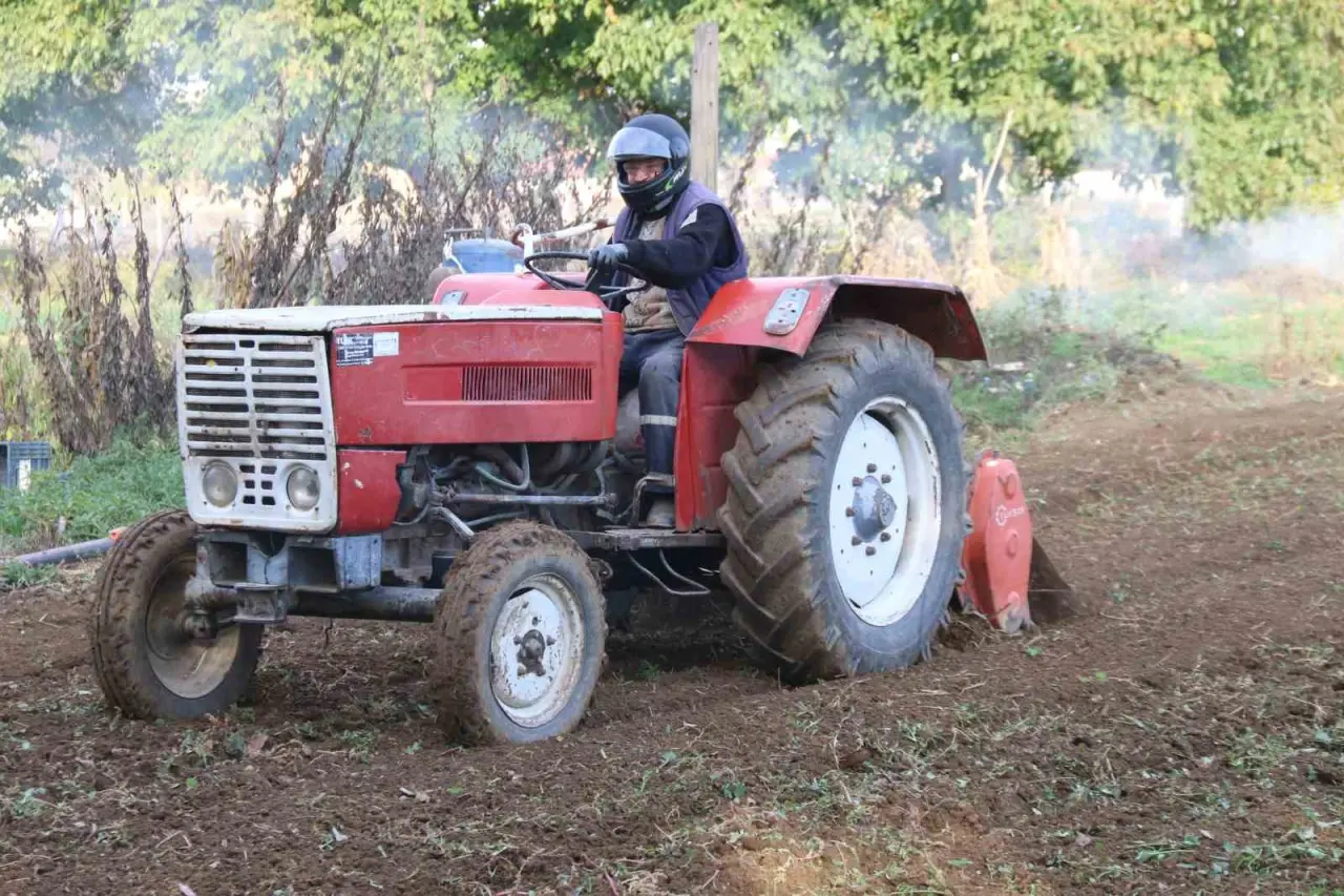 mehmet-amca-yeni-yonetmelige-gore-hazirlanip-tarlasini-surdu
