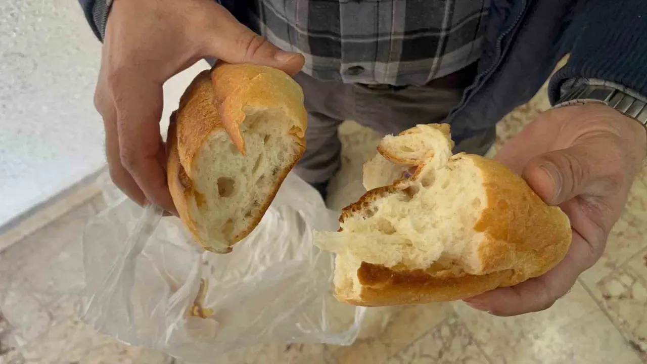 aldigi-ekmegin-icinden-cikan-poset-parcasi-ile-sok-oldu