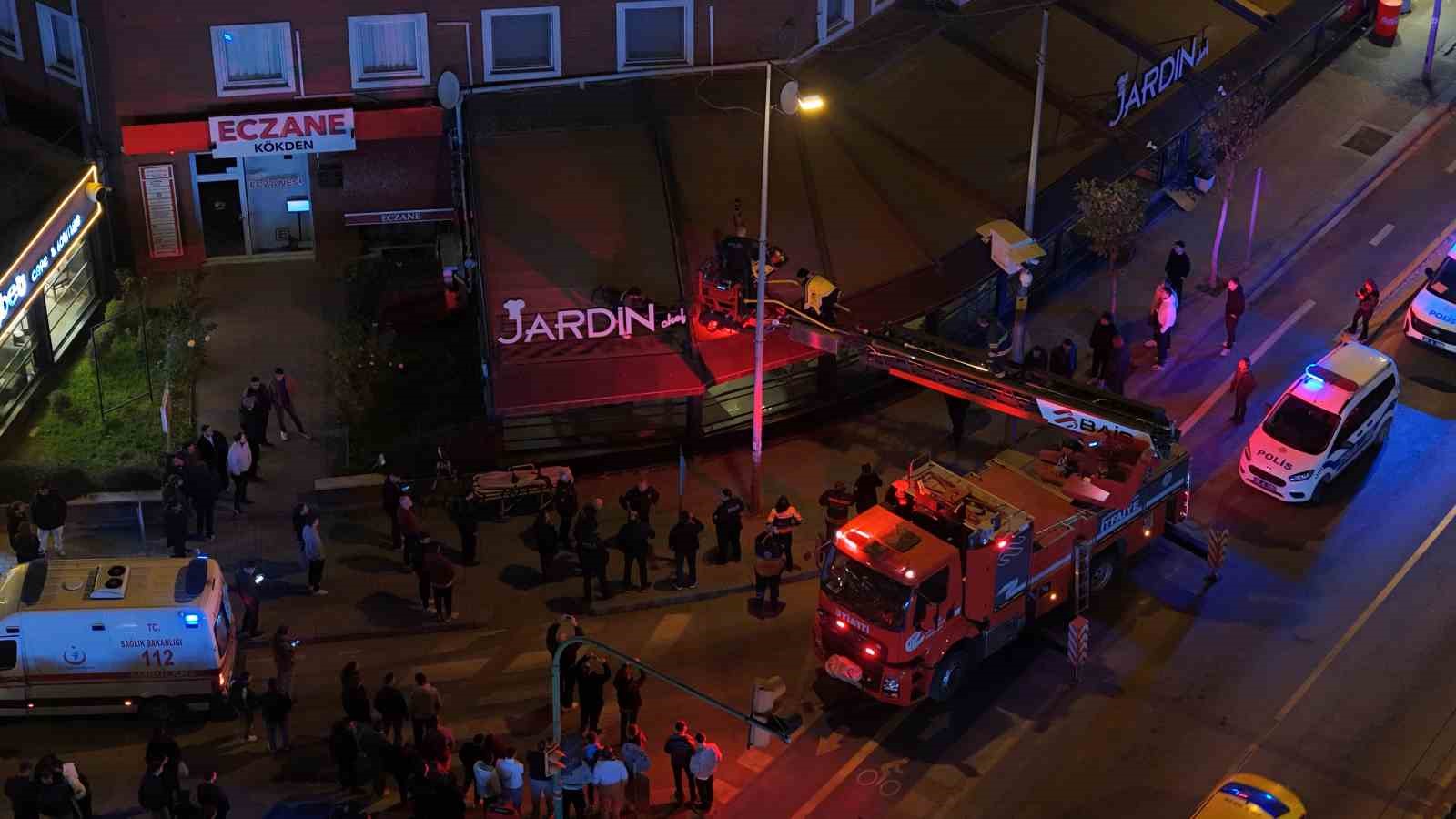 2nci-kattan-kafenin-tentesine-dusen-sahsi-itfaiye-asagiya-indirdi