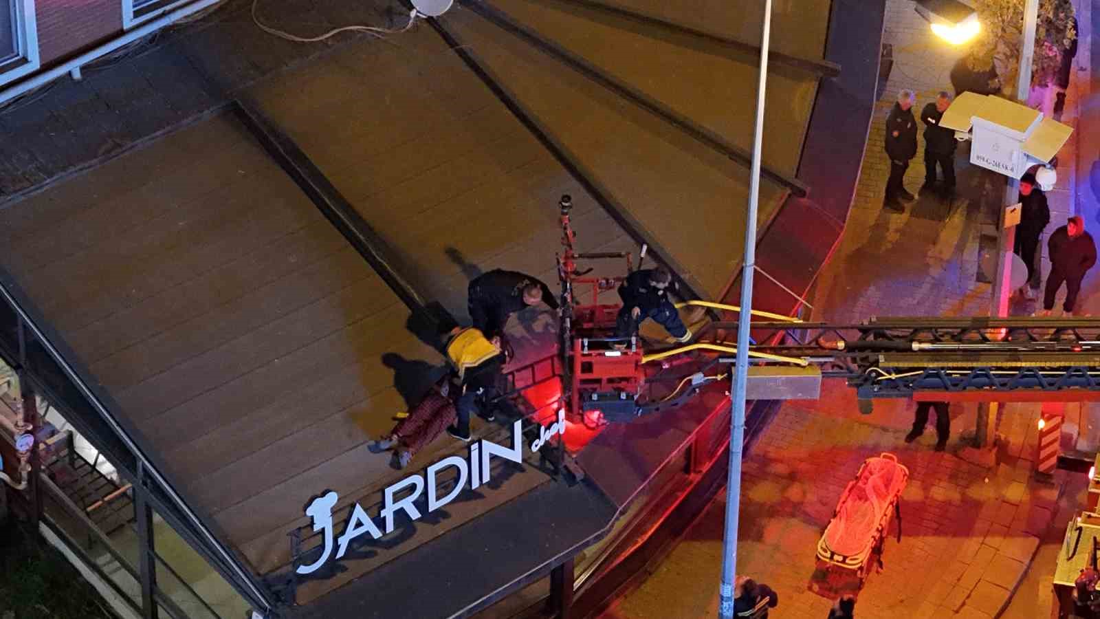 2nci-kattan-kafenin-tentesine-dusen-sahsi-itfaiye-asagiya-indirdi