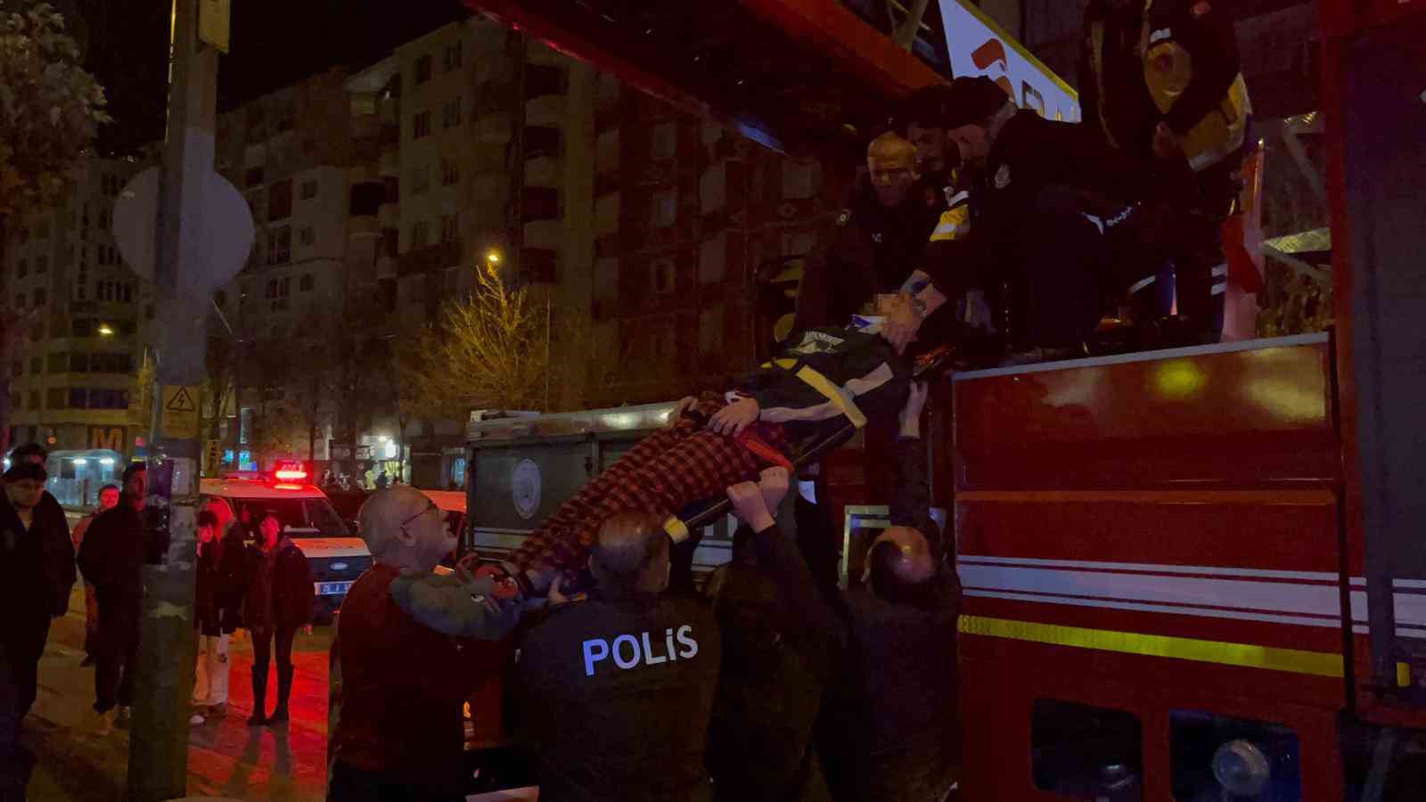 2nci-kattan-kafenin-tentesine-dusen-sahsi-itfaiye-asagiya-indirdi