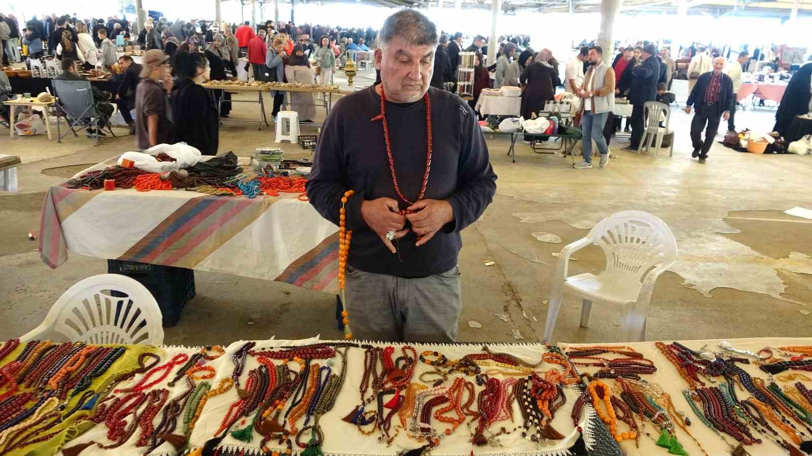 30-yildir-sehir-sehir-dolasarak-tespih-satiyor