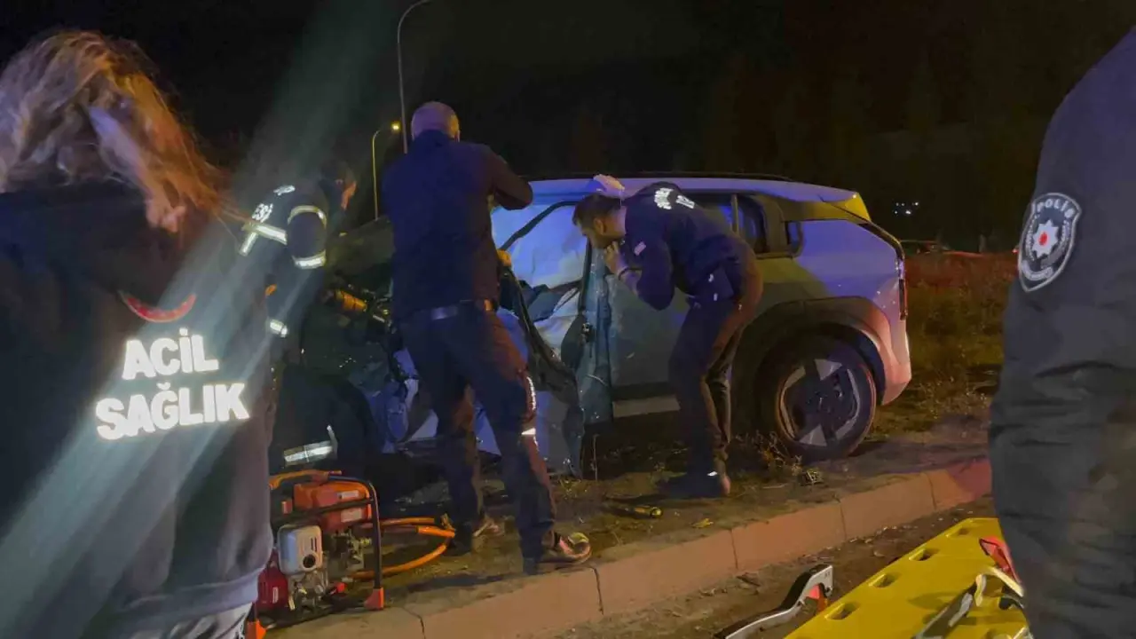 porselen-hammaddesi-yuklu-kamyon-otomobille-carpisti-4-yarali