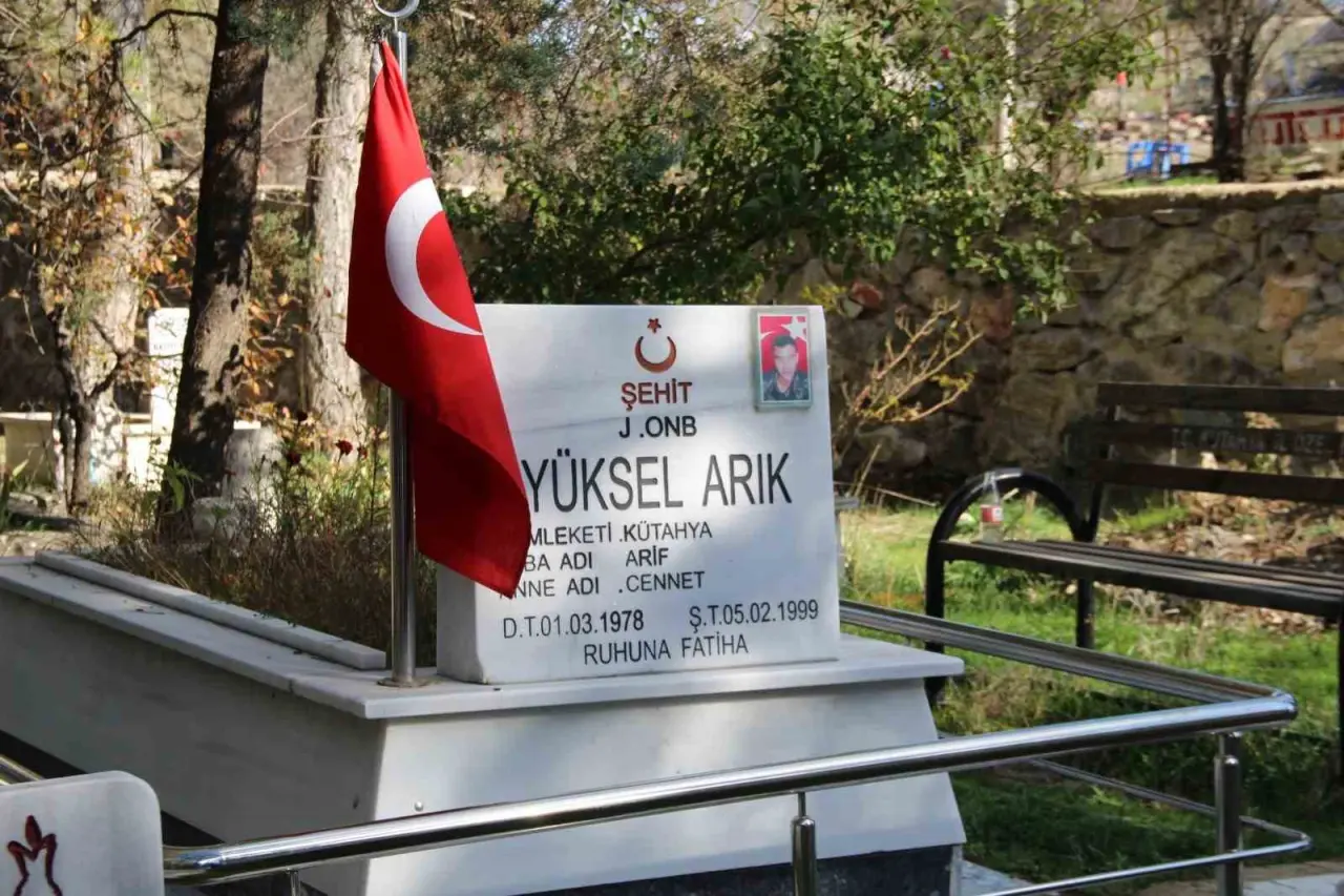 hisarcik-kaymakami-erkan-atamdan-sehit-mezarina-ve-ailesine-ziyaret