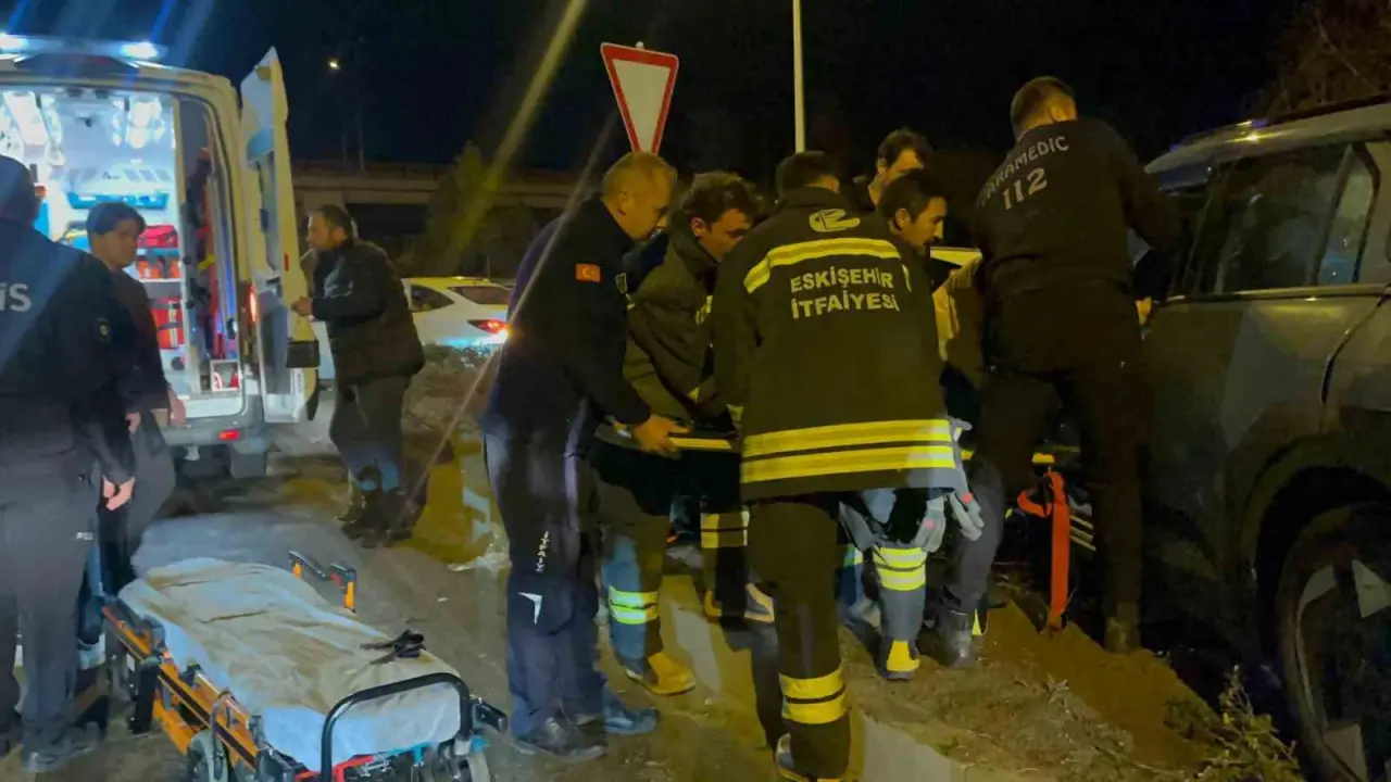 porselen-hammaddesi-yuklu-kamyon-otomobille-carpisti-4-yarali