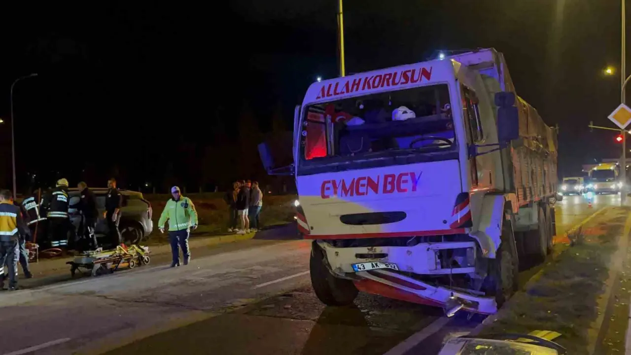 porselen-hammaddesi-yuklu-kamyon-otomobille-carpisti-4-yarali