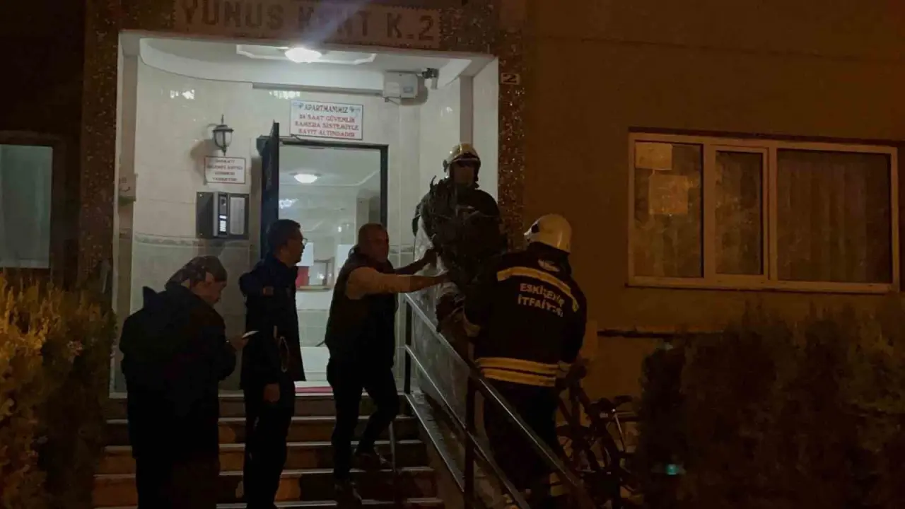 eskisehirde-yangin-panigi-2-kisi-dumandan-etkilendi