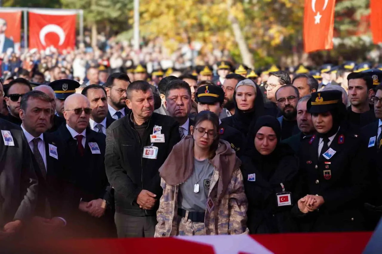 bilecikli-sehidin-evinde-helallik-alinirken-kardesi-abisinin-uniformasini-giydi