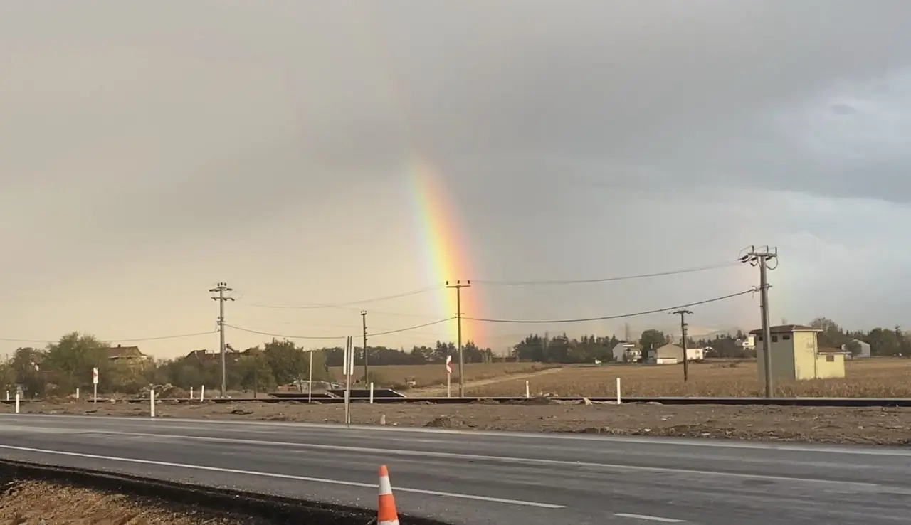 yagmur-sonrasi-beliren-gokkusagi-gorsel-solen-olusturdu